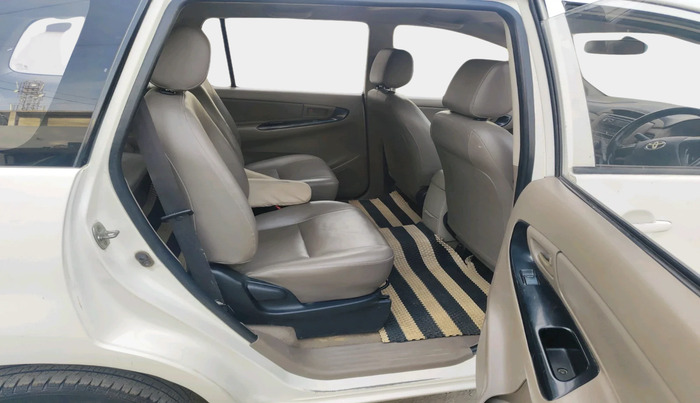 2016 Toyota Innova 2.5 GX 7 STR, Diesel, Manual, 2,71,331 km, interior
