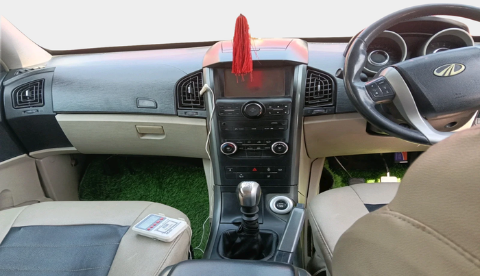 2017 Mahindra XUV500 W9, Diesel, Manual, 1,40,022 km, interior