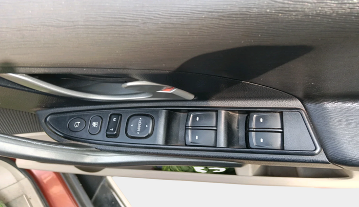 2017 Mahindra XUV500 W9, Diesel, Manual, 1,40,022 km, interior