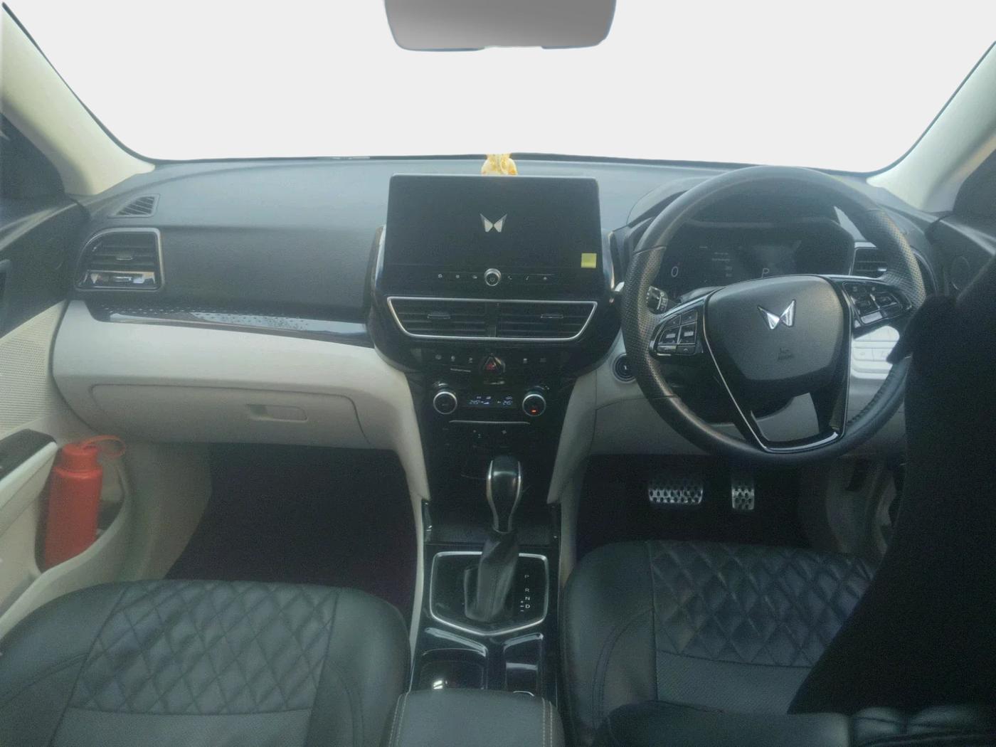 2024 Mahindra XUV 3XO AX5L 1.2 TGDi AT, Petrol, Automatic, 37,000 km, interior
