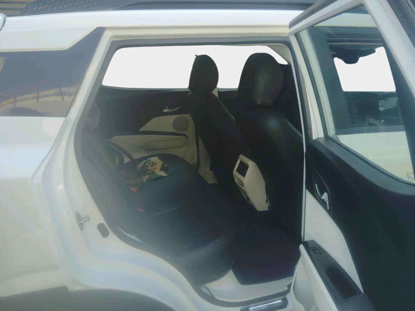 2024 Mahindra XUV 3XO AX5L 1.2 TGDi AT, Petrol, Automatic, 37,000 km, interior