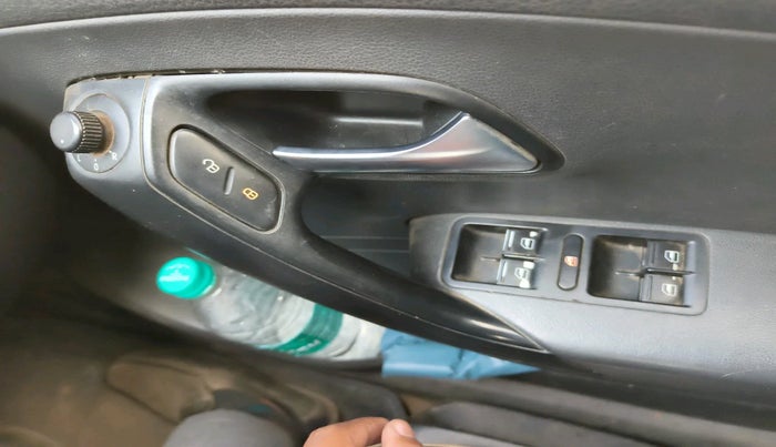 2014 Volkswagen Polo COMFORTLINE 1.5L, Diesel, Manual, 1,16,878 km, interior