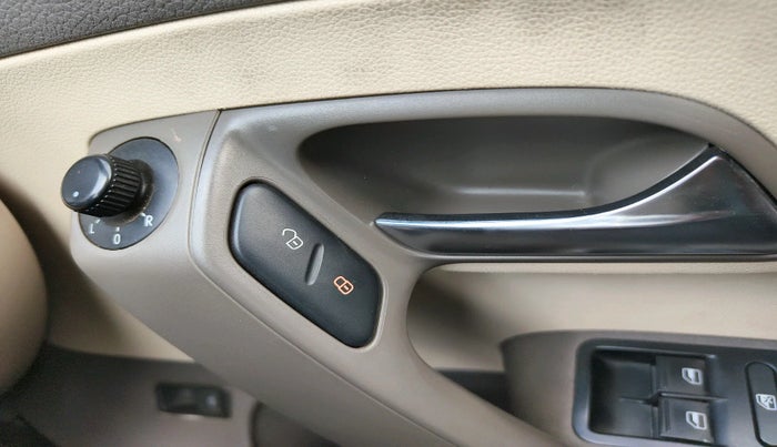 2012 Volkswagen Vento COMFORTLINE 1.6, Petrol, Manual, 76,921 km, interior