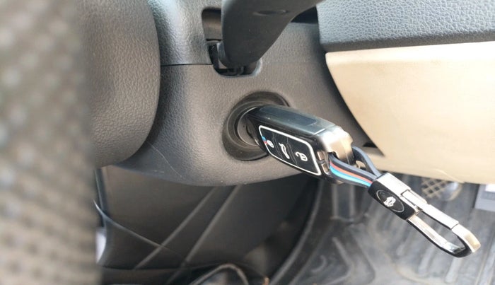 2013 Volkswagen Polo COMFORTLINE 1.2L PETROL, Petrol, Manual, 1,11,677 km, interior