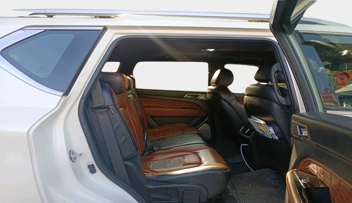 2018 Mahindra ALTURAS G4 4WD AT, Diesel, Automatic, 1,25,101 km, interior