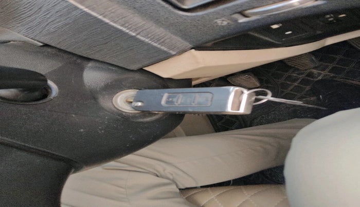 2015 Mahindra XUV500 W8, Diesel, Manual, 1,49,319 km, interior