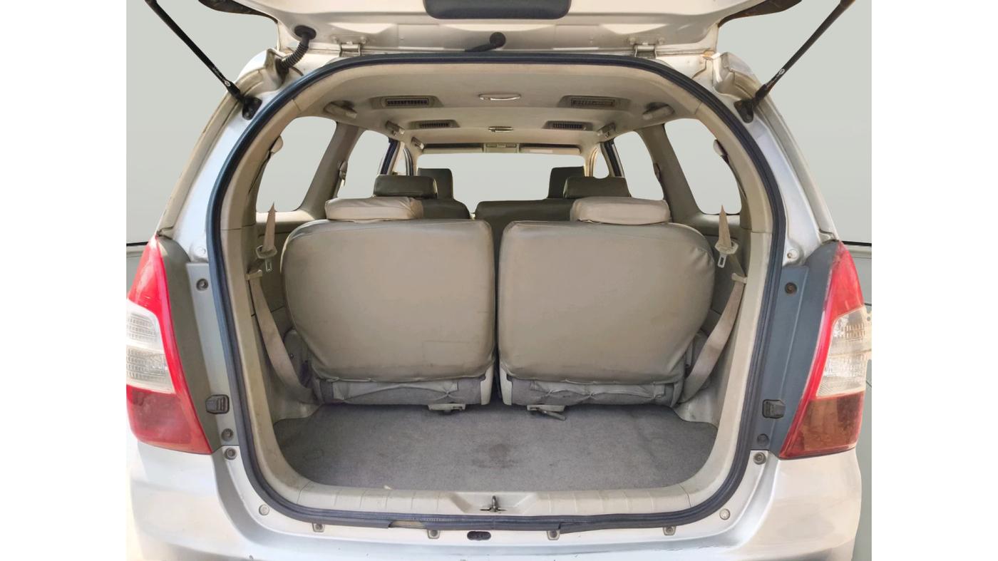 2012 Toyota Innova VX 2.5 8 STR, Diesel, Manual, 99,200 km, exterior