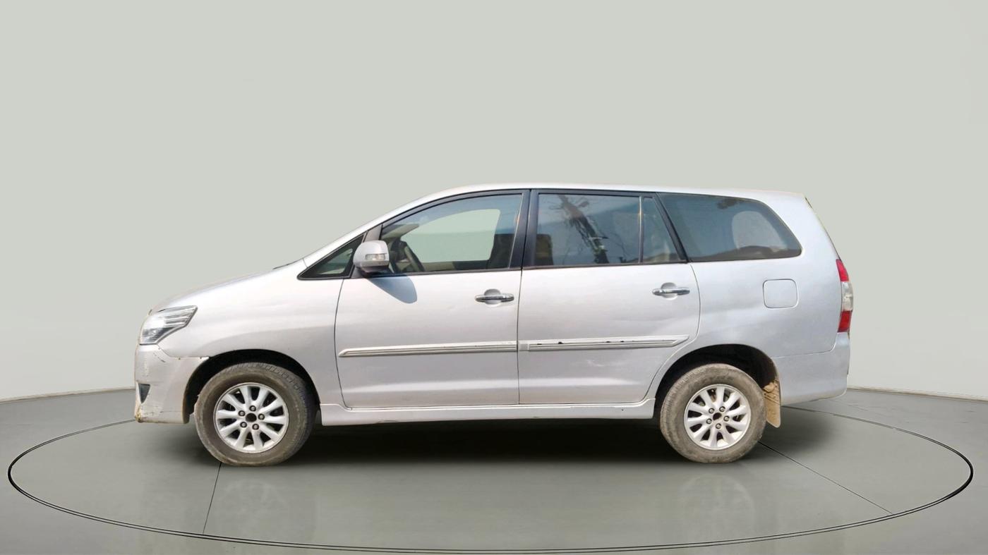 2012 Toyota Innova VX 2.5 8 STR, Diesel, Manual, 99,200 km, exterior