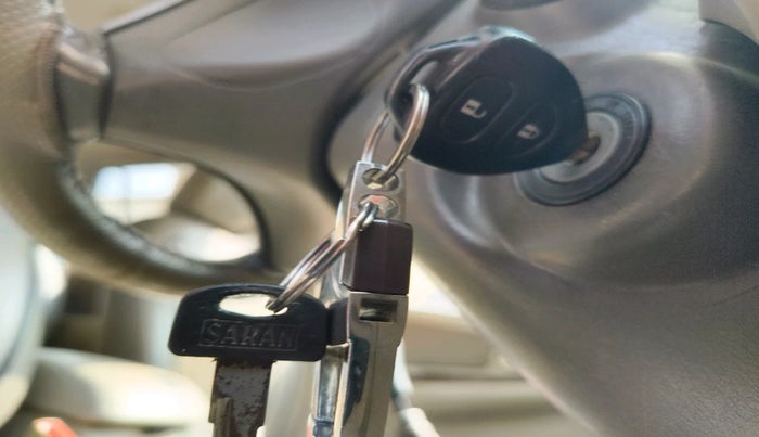 2012 Toyota Innova VX 2.5 8 STR, Diesel, Manual, 99,200 km, interior