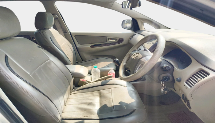 2012 Toyota Innova VX 2.5 8 STR, Diesel, Manual, 99,200 km, interior