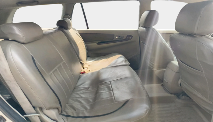 2012 Toyota Innova VX 2.5 8 STR, Diesel, Manual, 99,200 km, interior