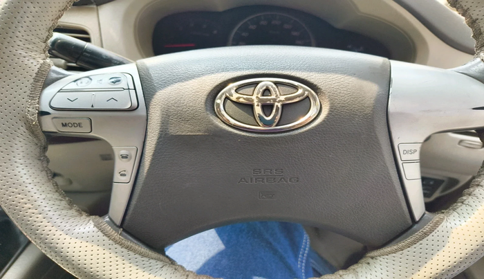 2012 Toyota Innova VX 2.5 8 STR, Diesel, Manual, 99,200 km, interior