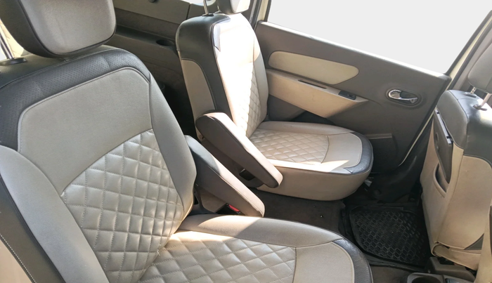 2015 Renault Lodgy 110 PS RXZ STEPWAY 7 STR, Diesel, Manual, 1,37,009 km, interior