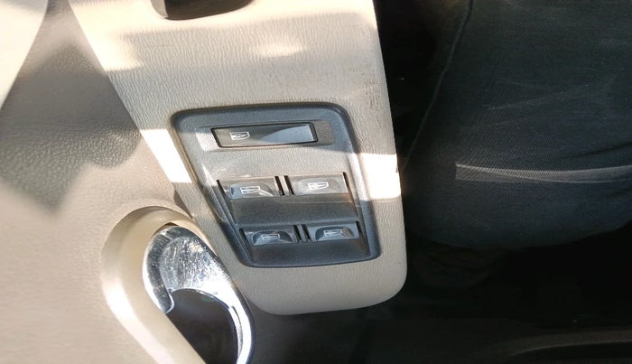 2015 Renault Lodgy 110 PS RXZ STEPWAY 7 STR, Diesel, Manual, 1,37,009 km, interior