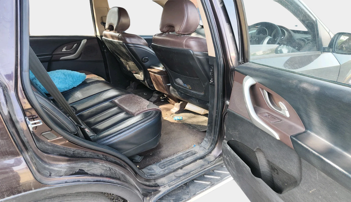 2015 Mahindra XUV500 W8, Diesel, Manual, 1,17,122 km, interior