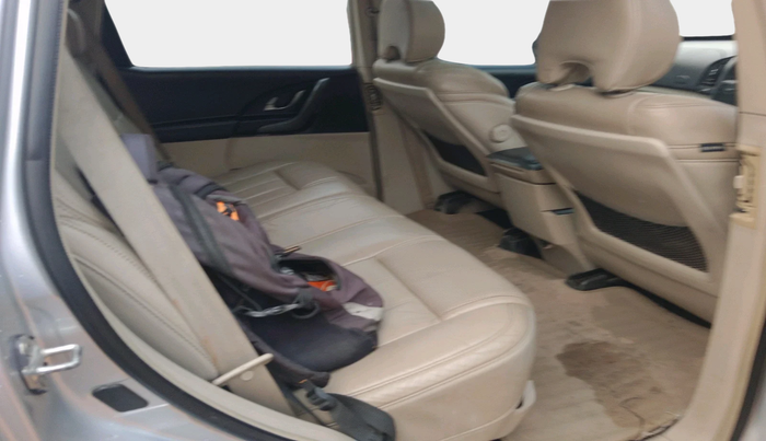 2015 Mahindra XUV500 W10, Diesel, Manual, 1,35,174 km, interior