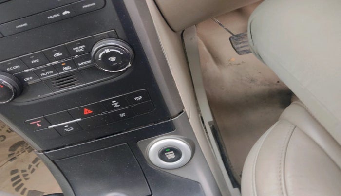 2015 Mahindra XUV500 W10, Diesel, Manual, 1,35,174 km, interior
