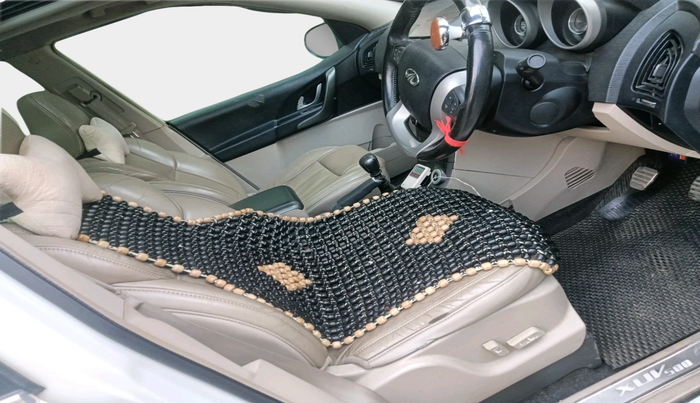 2015 Mahindra XUV500 W10, Diesel, Manual, 1,40,790 km, interior