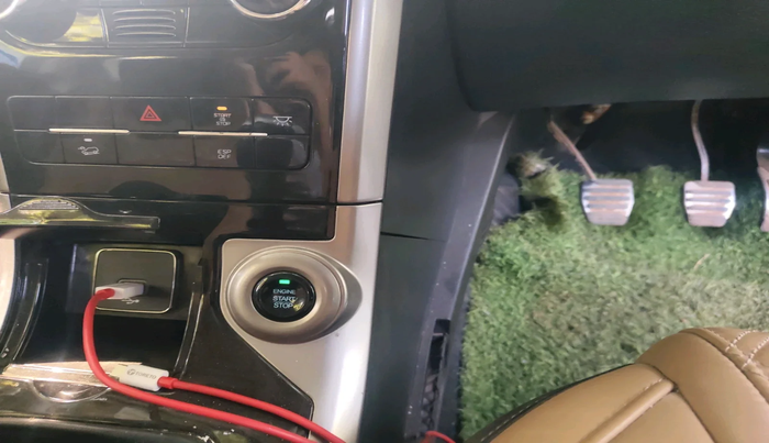 2020 Mahindra XUV500 W11, Diesel, Manual, 1,12,168 km, interior