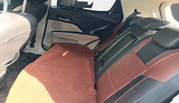 2020 Mahindra XUV300 W8 (O) 1.5 DIESEL, Diesel, Manual, 1,15,832 km, interior