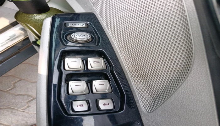 2020 Mahindra XUV300 W8 (O) 1.5 DIESEL, Diesel, Manual, 1,15,832 km, interior