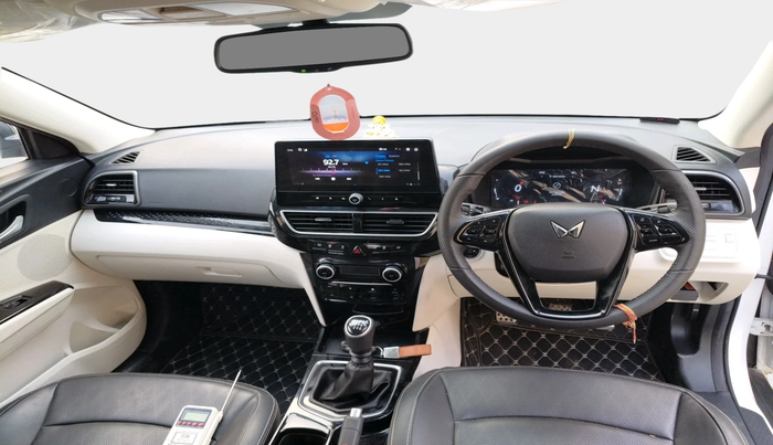 2025 Mahindra XUV 3XO REVX A 1.2 Petrol MT, Petrol, Manual, 13,075 km, interior