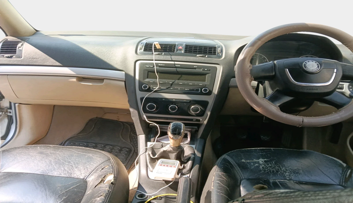 2011 Skoda Laura AMBIENTE 2.0 TDI CR MT, Diesel, Manual, 2,85,599 km, interior