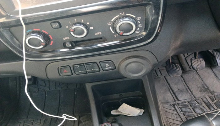 2016 Renault Kwid RXT 1.0, Petrol, Manual, 75,184 km, interior