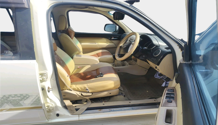 2011 Ford Endeavour 2.5L 4X2 MT, Diesel, Manual, 1,01,224 km, interior