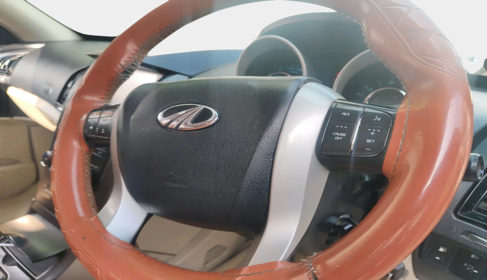2017 Mahindra XUV500 W6, Diesel, Manual, 84,365 km, interior