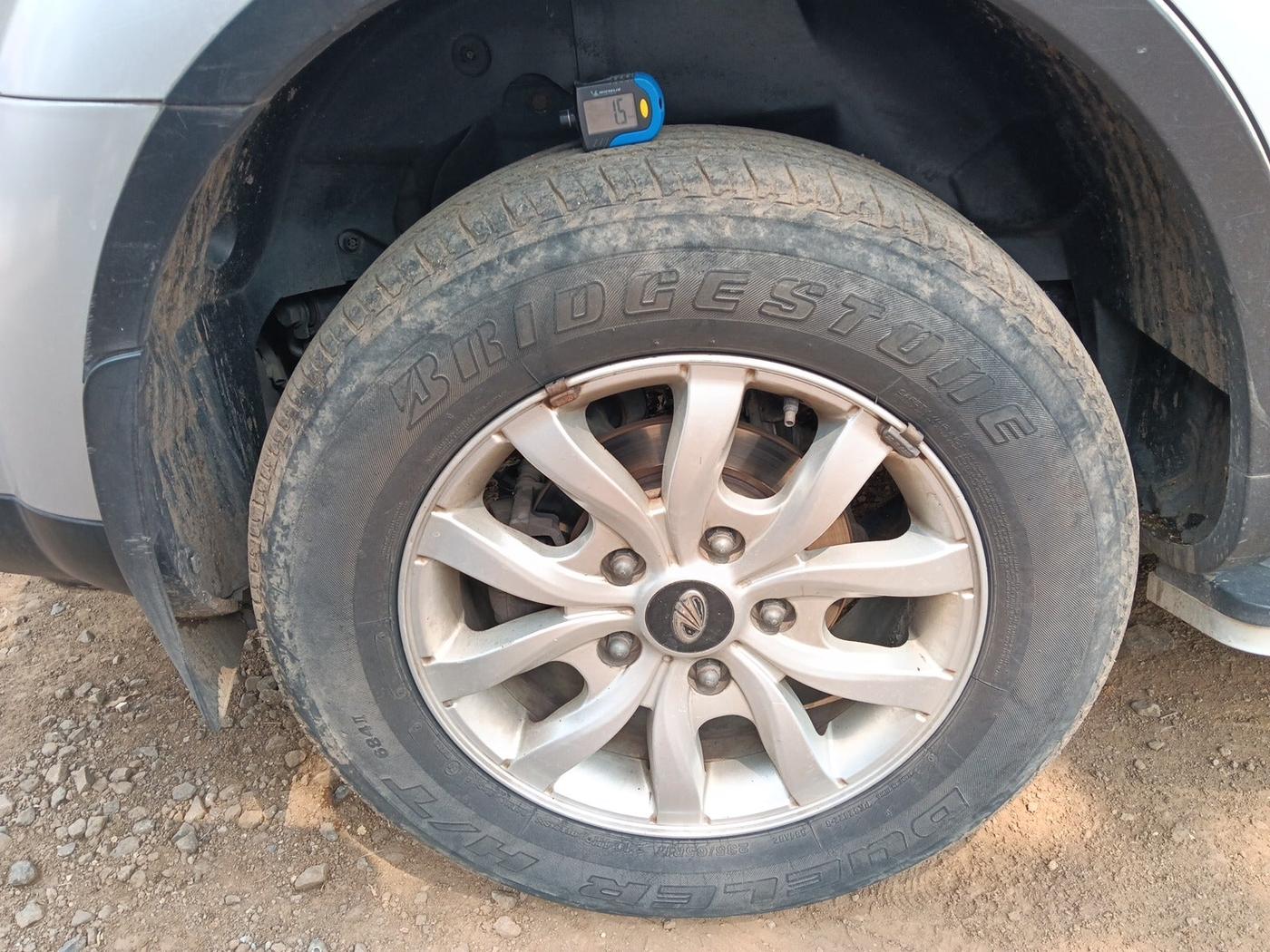 2015 Mahindra XUV500 W10, Diesel, Manual, 1,27,073 km, tyre