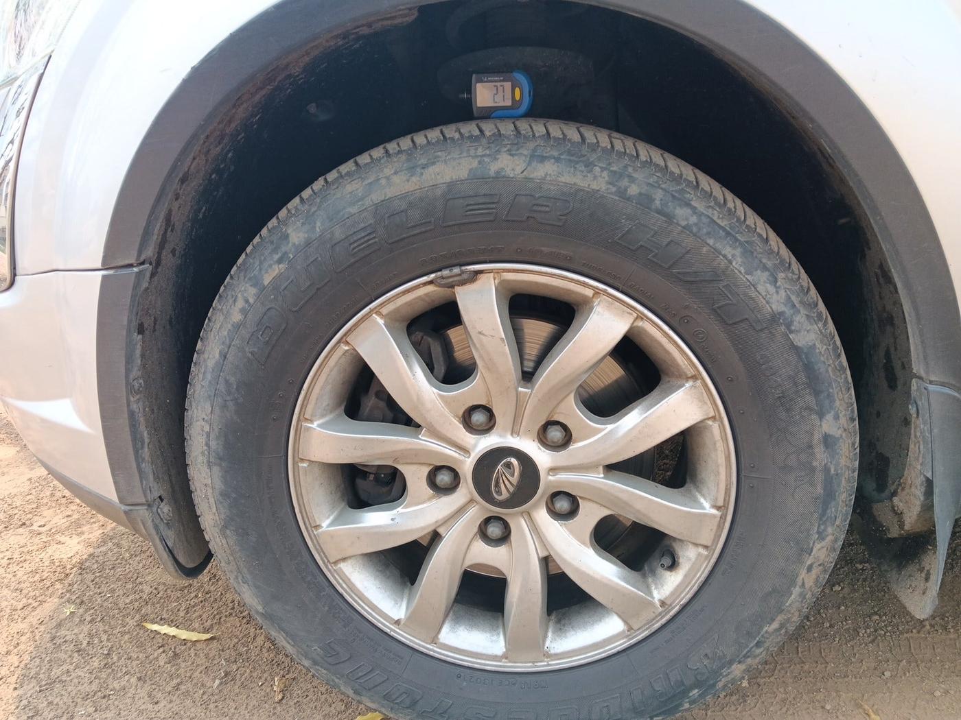 2015 Mahindra XUV500 W10, Diesel, Manual, 1,27,073 km, tyre