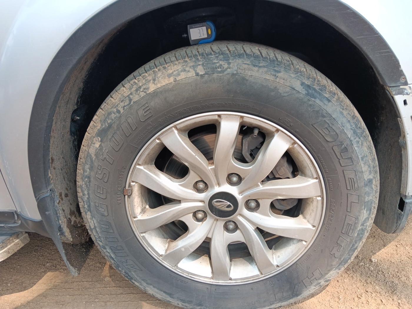 2015 Mahindra XUV500 W10, Diesel, Manual, 1,27,073 km, tyre