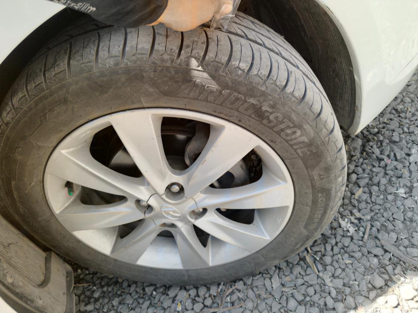 2012 Hyundai Verna FLUIDIC 1.6 CRDI SX, Diesel, Manual, 2,01,268 km, tyre