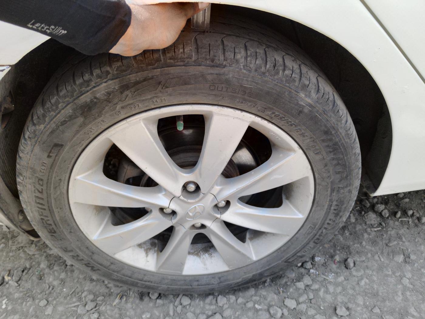 2012 Hyundai Verna FLUIDIC 1.6 CRDI SX, Diesel, Manual, 2,01,268 km, tyre