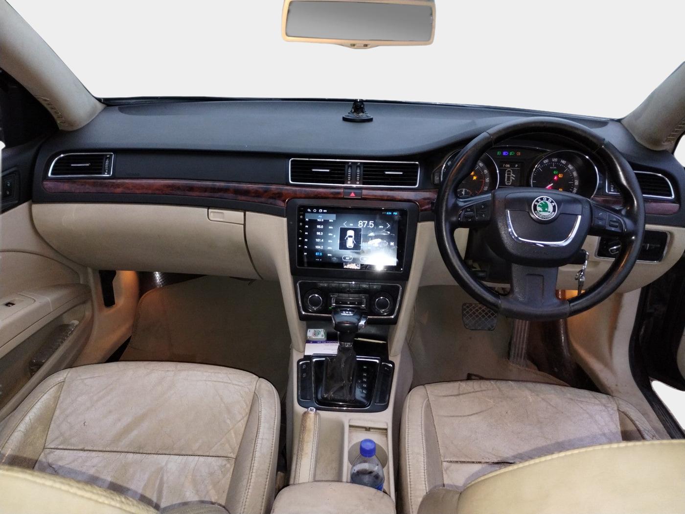 2011 Skoda Superb ELEGANCE 2.0 TDI CR AT, Diesel, Automatic, 1,29,325 km, interior