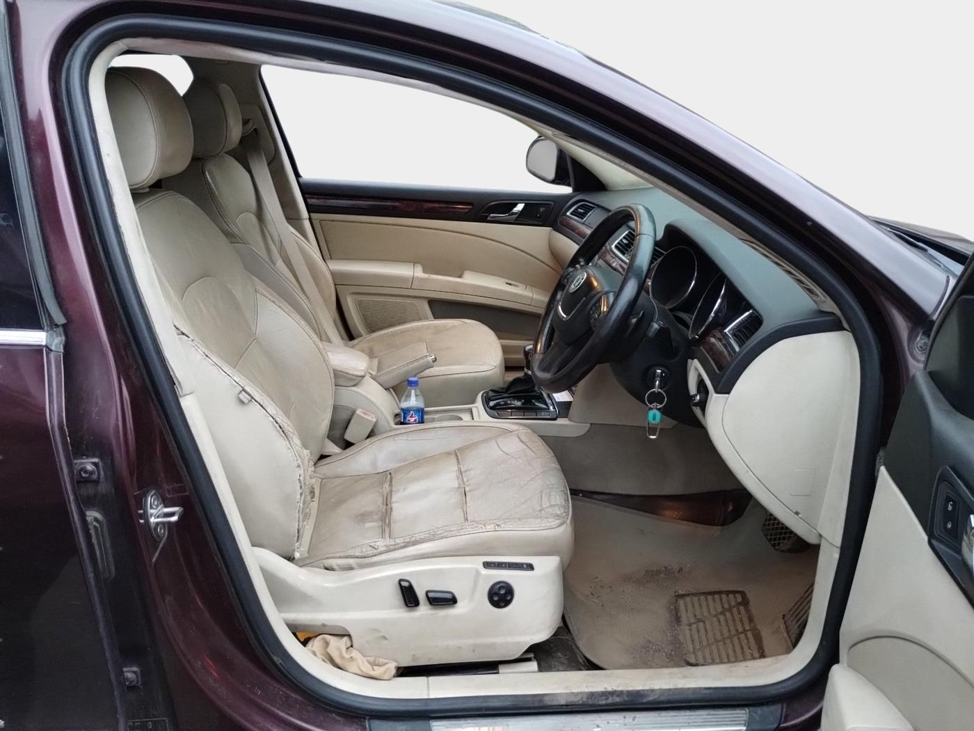 2011 Skoda Superb ELEGANCE 2.0 TDI CR AT, Diesel, Automatic, 1,29,325 km, interior