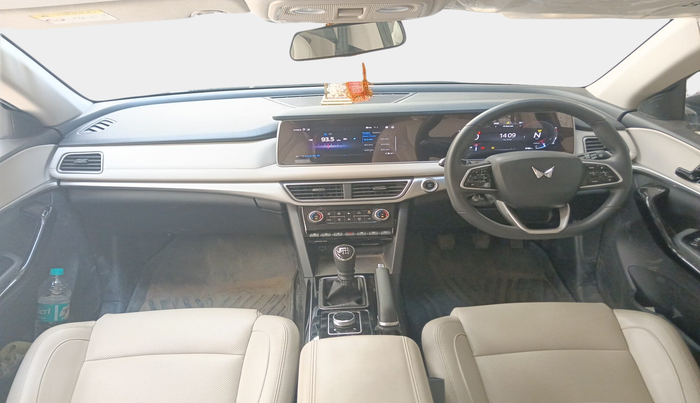 2023 Mahindra XUV700 AX 7 D MT 7 STR, Diesel, Manual, 17,786 km, interior