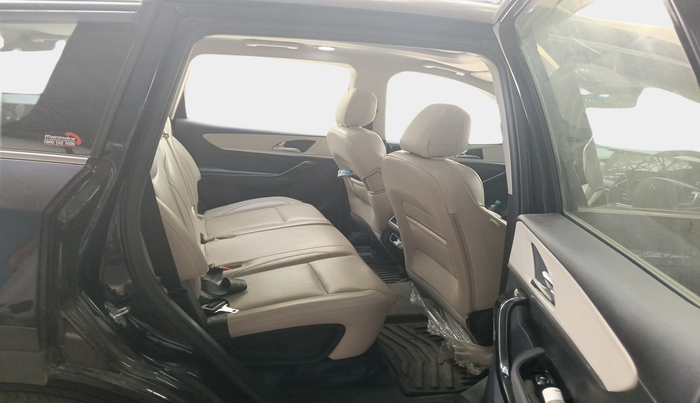 2023 Mahindra XUV700 AX 7 D MT 7 STR, Diesel, Manual, 17,786 km, interior