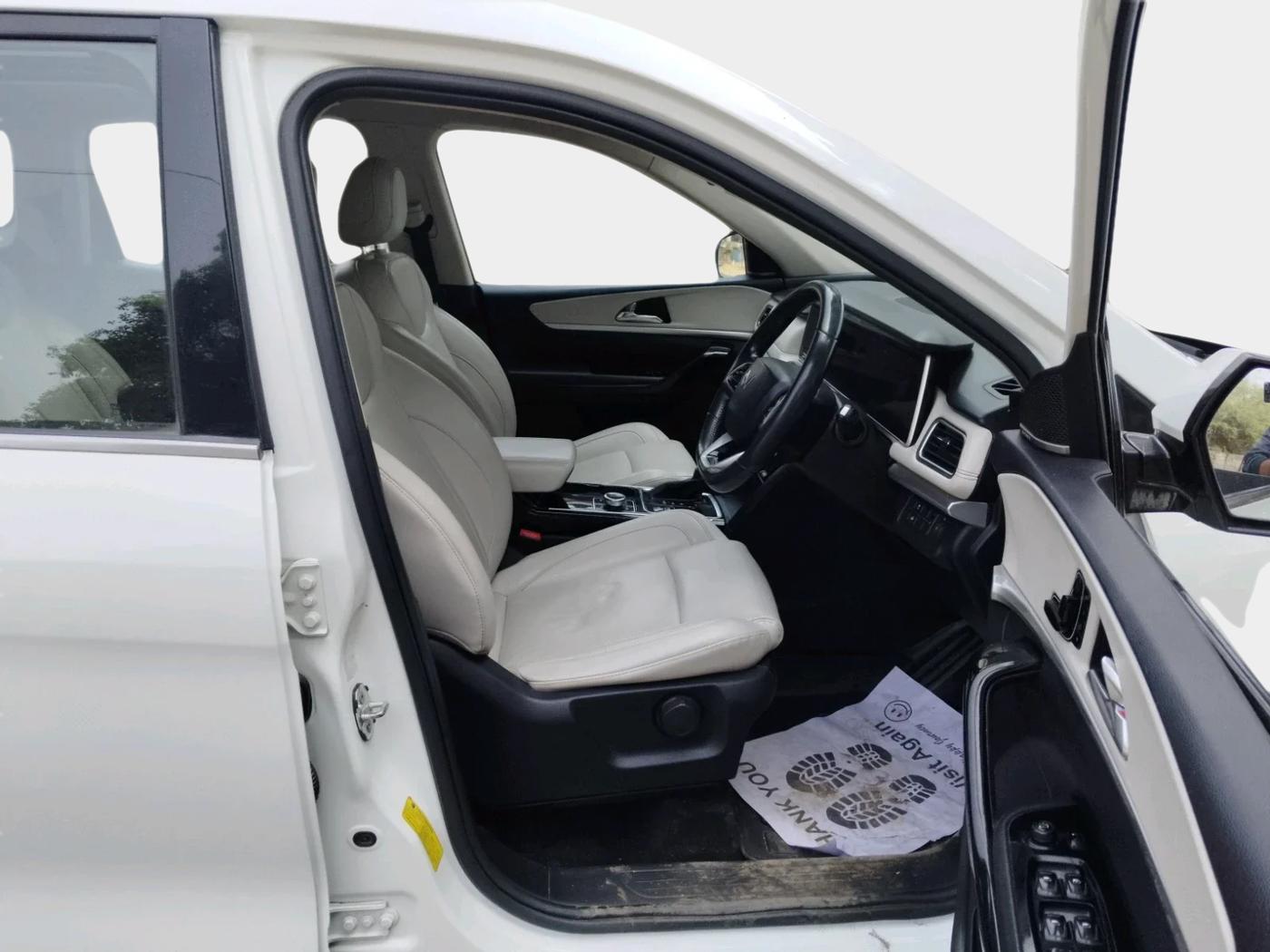 2022 Mahindra XUV700 AX 7 LUXURY D AT 7 STR, Diesel, Automatic, 1,20,192 km, interior