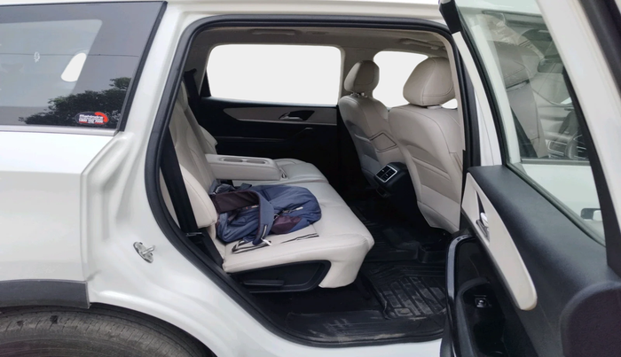 2022 Mahindra XUV700 AX 7 LUXURY D AT 7 STR, Diesel, Automatic, 1,20,192 km, interior