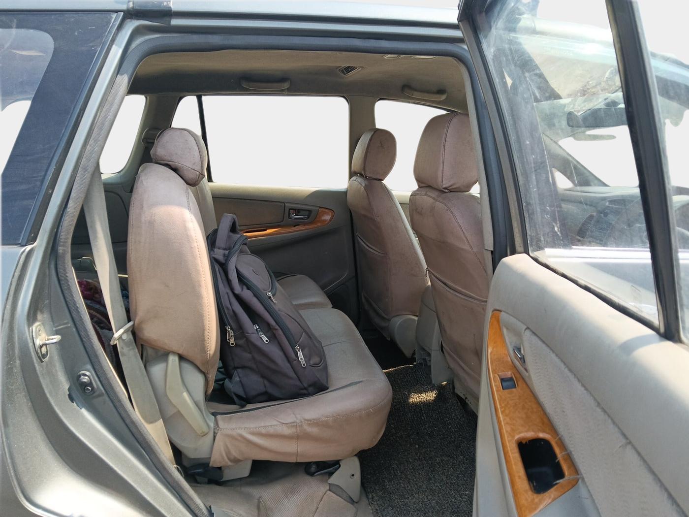 2010 Toyota Innova V 2.5 8 STR, Diesel, Manual, 3,95,322 km, interior