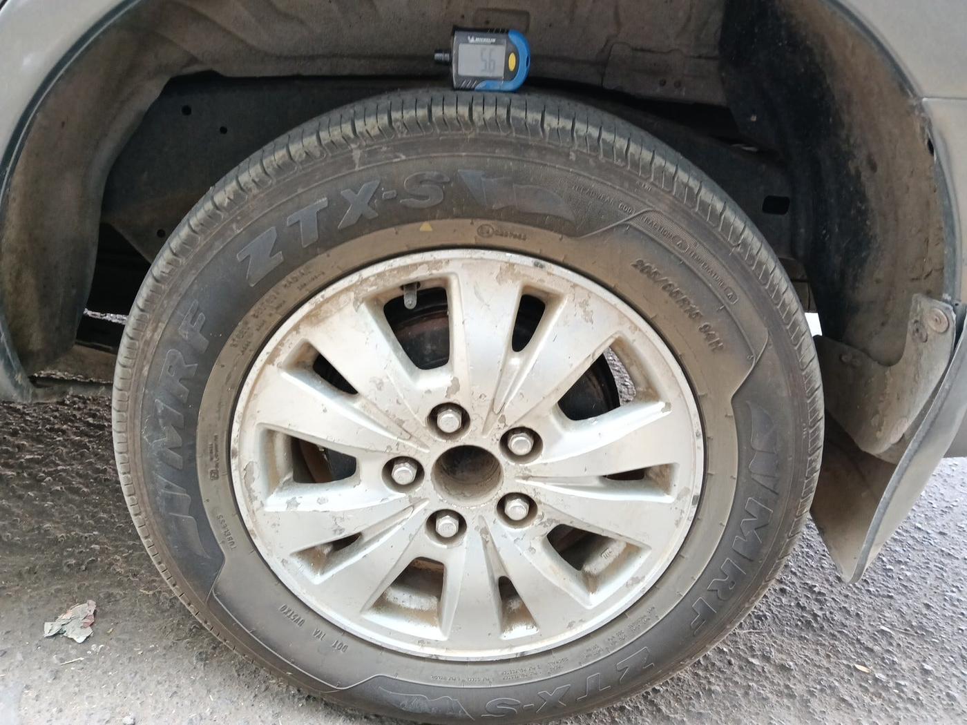 2010 Toyota Innova V 2.5 8 STR, Diesel, Manual, 3,95,322 km, tyre