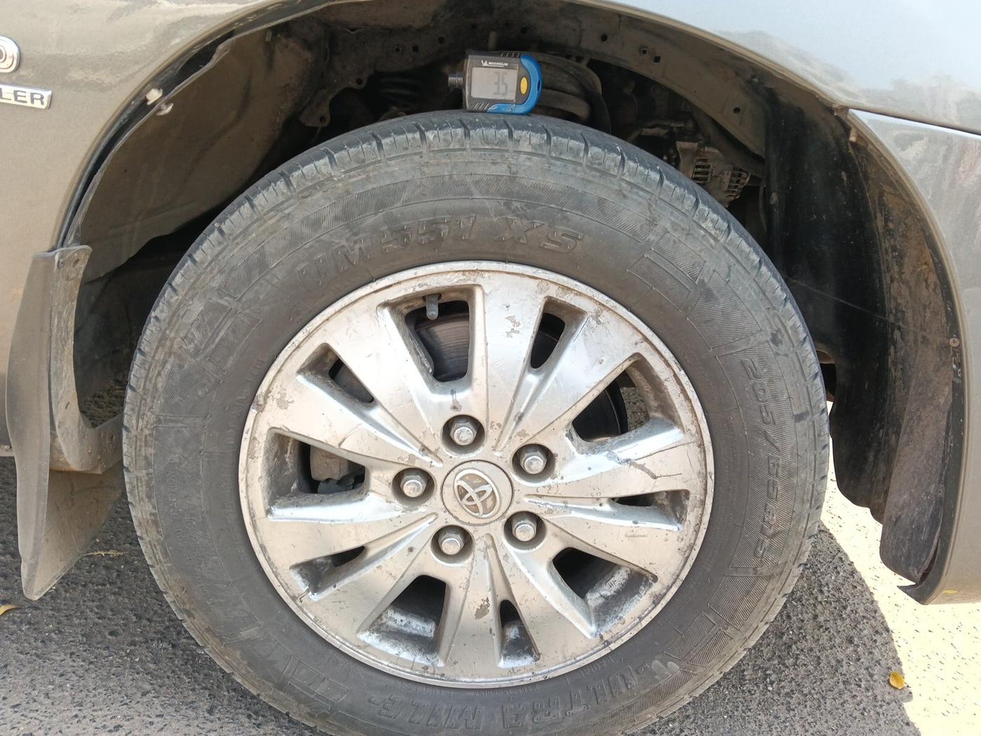 2010 Toyota Innova V 2.5 8 STR, Diesel, Manual, 3,95,322 km, tyre