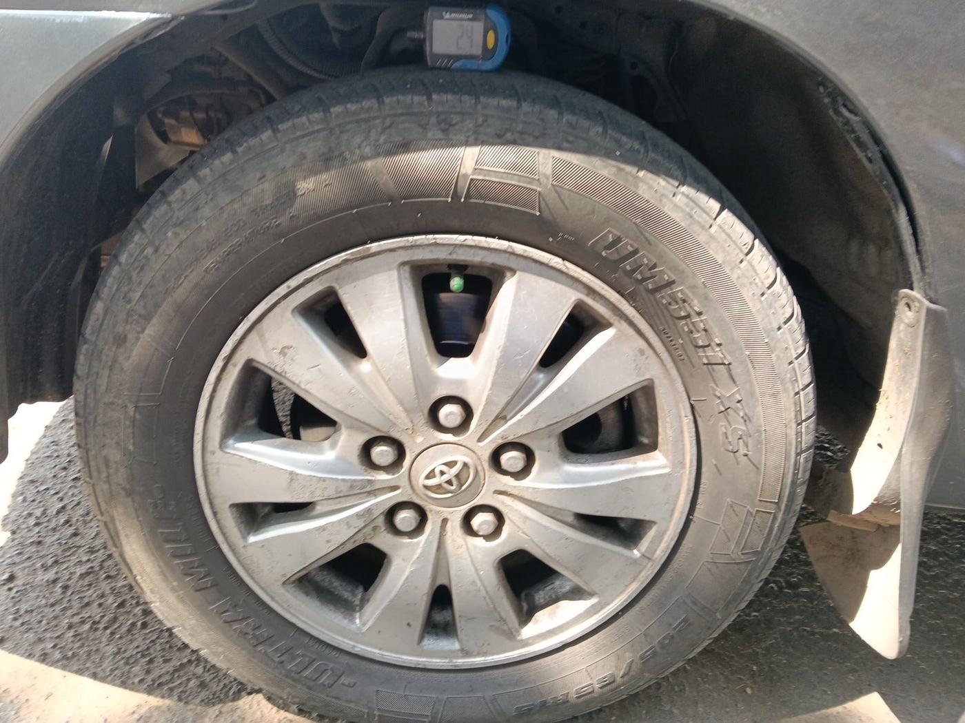 2010 Toyota Innova V 2.5 8 STR, Diesel, Manual, 3,95,322 km, tyre
