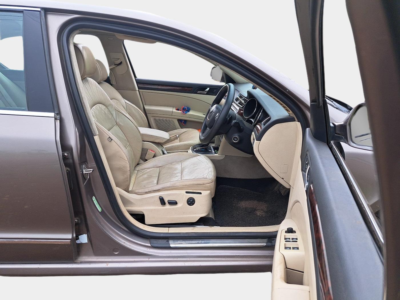 2012 Skoda Superb ELEGANCE 2.0 TDI CR AT, Diesel, Automatic, 1,71,221 km, interior