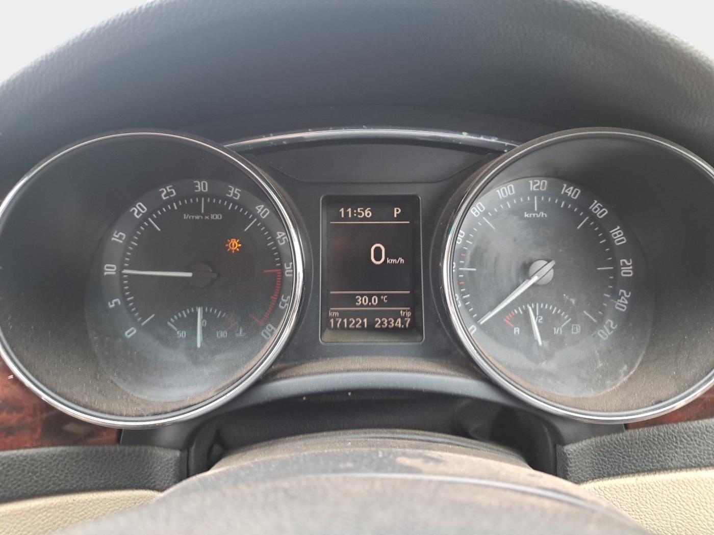 2012 Skoda Superb ELEGANCE 2.0 TDI CR AT, Diesel, Automatic, 1,71,221 km, interior