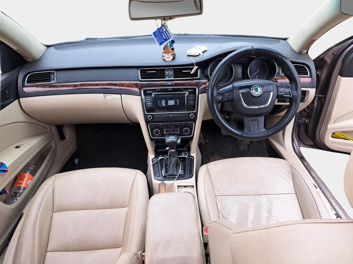 2012 Skoda Superb ELEGANCE 2.0 TDI CR AT, Diesel, Automatic, 1,71,221 km, interior