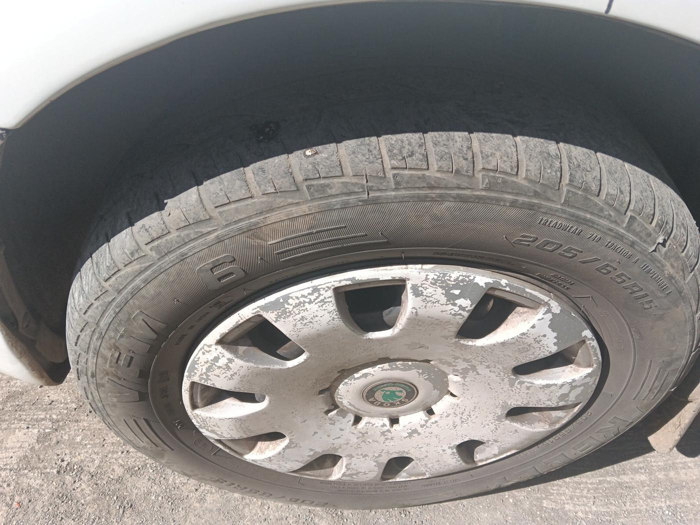 2010 Skoda Octavia AMBIENTE 1.9 TDI, Diesel, Manual, 1,92,410 km, tyre