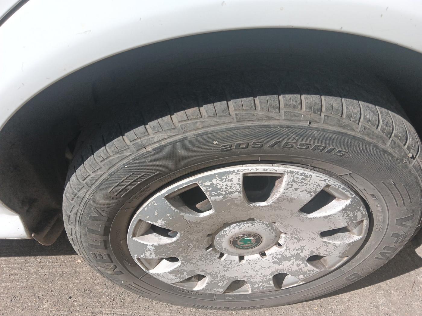 2010 Skoda Octavia AMBIENTE 1.9 TDI, Diesel, Manual, 1,92,410 km, tyre